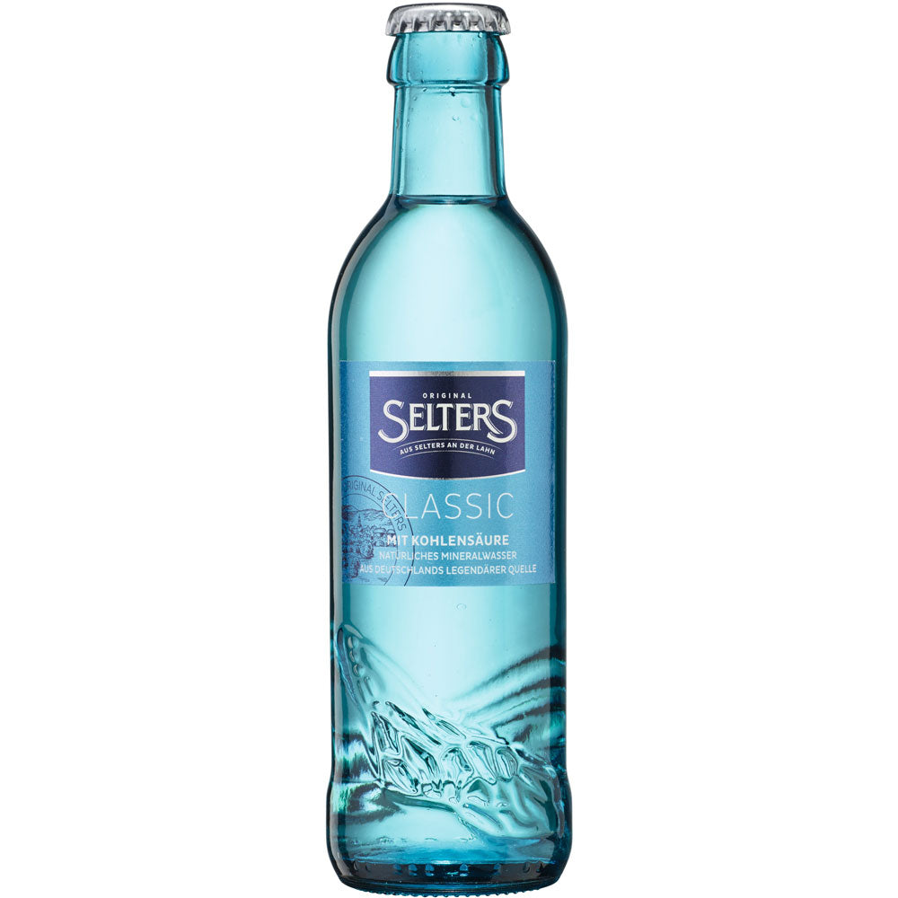Eine Packung Selters Mineralwasser Gastro Classic (24x0,25L Mehrweg) - erfrischendes Mineralwasser in blauen Glasflaschen, perfekt für jede Gelegenheit.