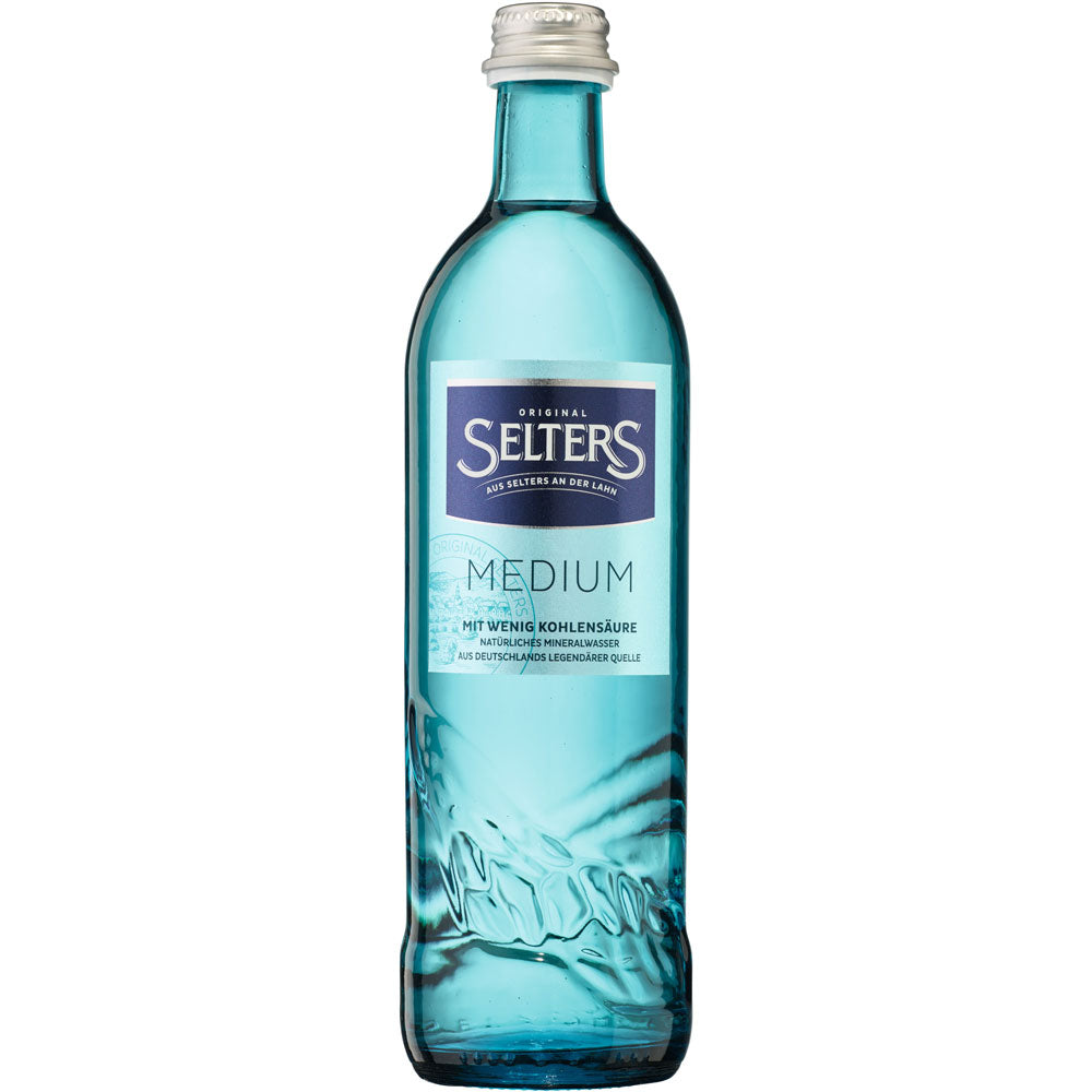 Das Selters Mineralwasser Gastro Medium 0,5L (MEHRWEG) zeichnet sich durch blau eingefärbte Flaschen mit silbernem Verschluss und "Medium"-Etikett aus - ein idealer Weinbegleiter dank des kohlensäurearmen Mineralwassers. Erhältlich in 20er-Packungen.