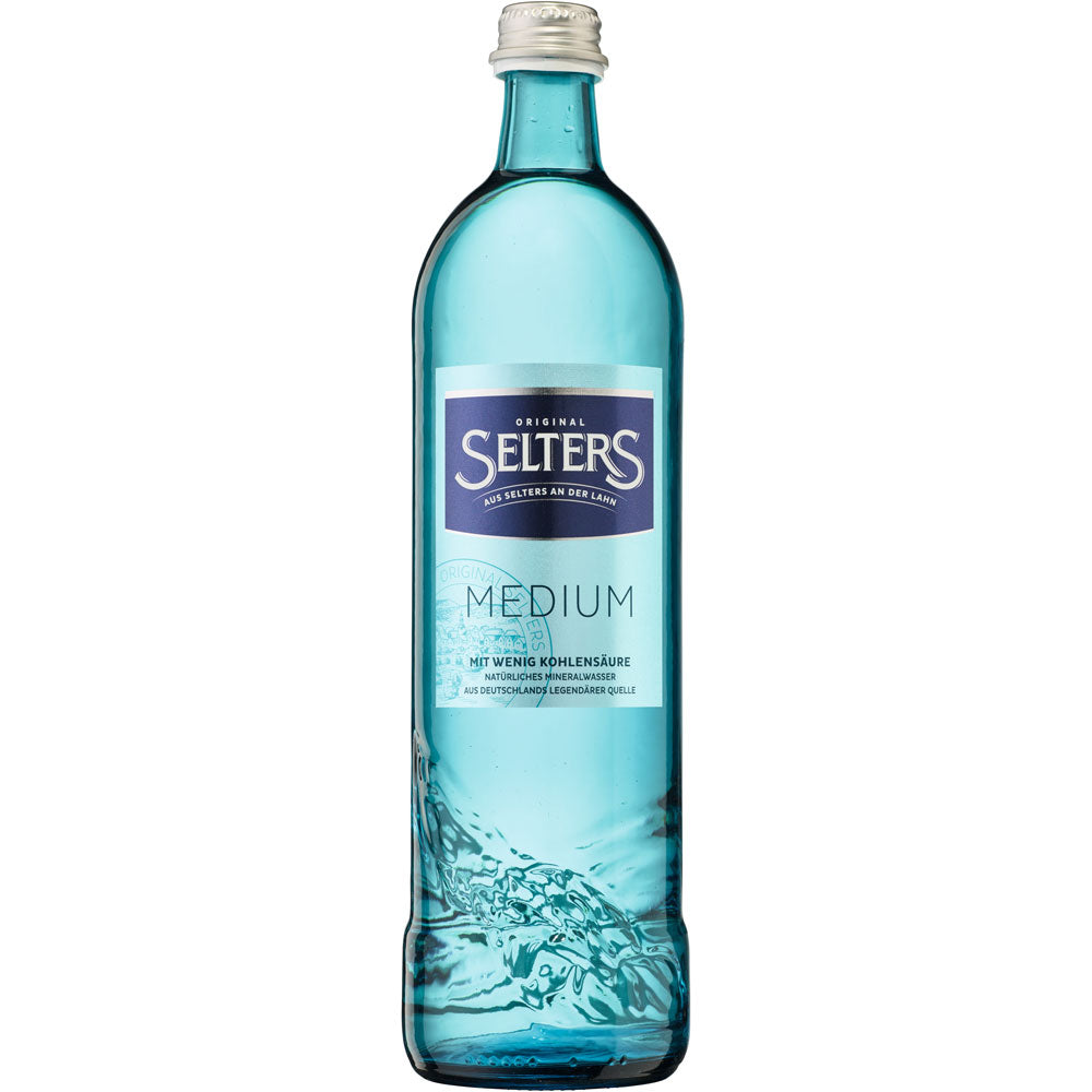 Eine blaue Selters Mineralwasser Gastro Medium Glasflasche (0,75L, MEHRWEG) mit blauem Etikett und weißem Verschluss - kohlensäurereduziert, perfekt als Weinbegleiter. Erhältlich in 12er-Packungen.