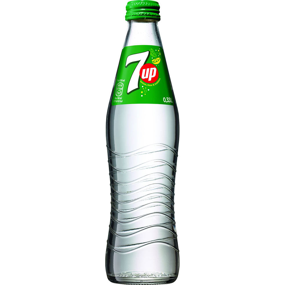 Eine Klarglasflasche Seven Up 24x 0,33 Liter (MEHRWEG) von Seven Up mit grünem Etikett und Deckel, gefüllt mit erfrischendem transparentem Erfrischungsgetränk.