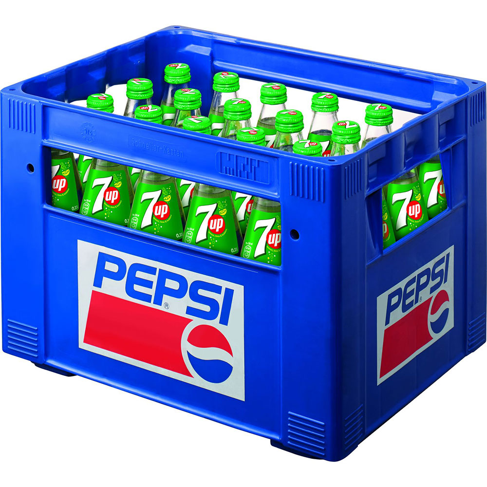 Ein blauer Pepsi-Kasten, von der Seite gesehen, enthält 24 x 0,33 l grüne Glasflaschen von Seven Up (MEHRWEG), jede mit grünem Deckel - ein ikonisches Seven Up Erfrischungsgetränk-Display.