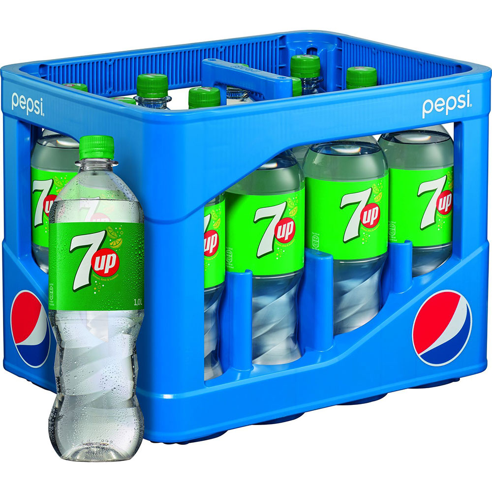 Eine blaue Kiste enthält mehrere Seven Up PET 12x 1 Liter (MEHRWEG) Flaschen, wobei eine erfrischende Seven Up Flasche außerhalb der Kiste steht.