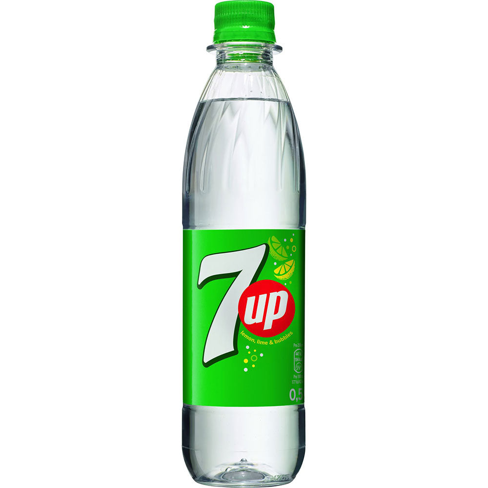 Eine grün etikettierte, grün verschlossene 0,5-Liter-PET-Flasche Seven Up (MEHRWEG) aus dem 24er-Set steht aufrecht auf weißem Grund.