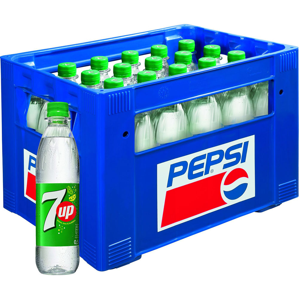 Ein blauer Pepsi-Kasten, gefüllt mit grünen Flaschen, steht hinter einer Seven Up PET 24x 0,5 Liter (Mehrweg) Flasche im Vordergrund.