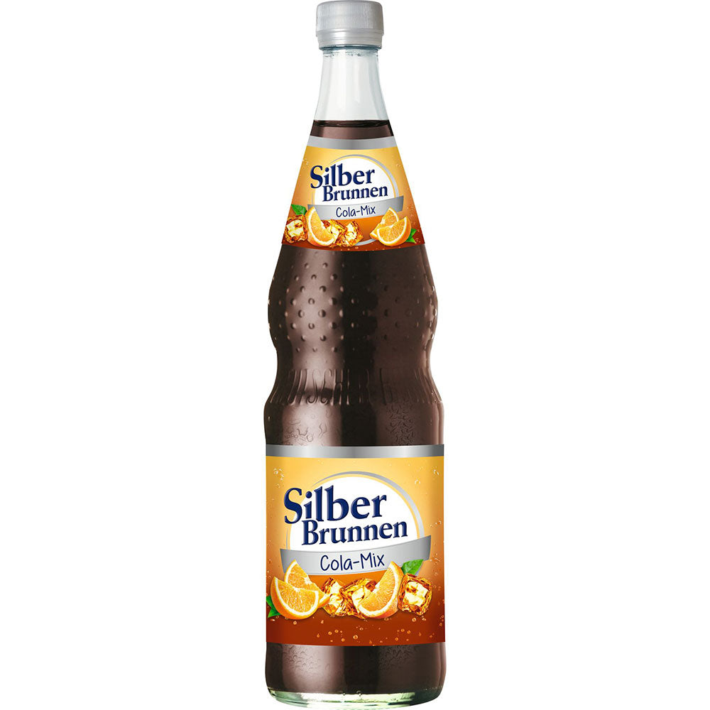 Eine Silberbrunnen Cola Mix 12x 0,7 Liter (MEHRWEG) Flasche mit einem Etikett mit leuchtenden Orangen und Eis.