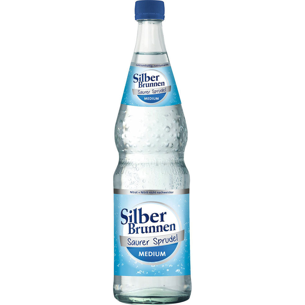 Eine Glasflasche Silberbrunnen Medium 0,7L (Mehrweg), calciumhaltig und natriumarm, mit blauem Etikett und Verschluss.