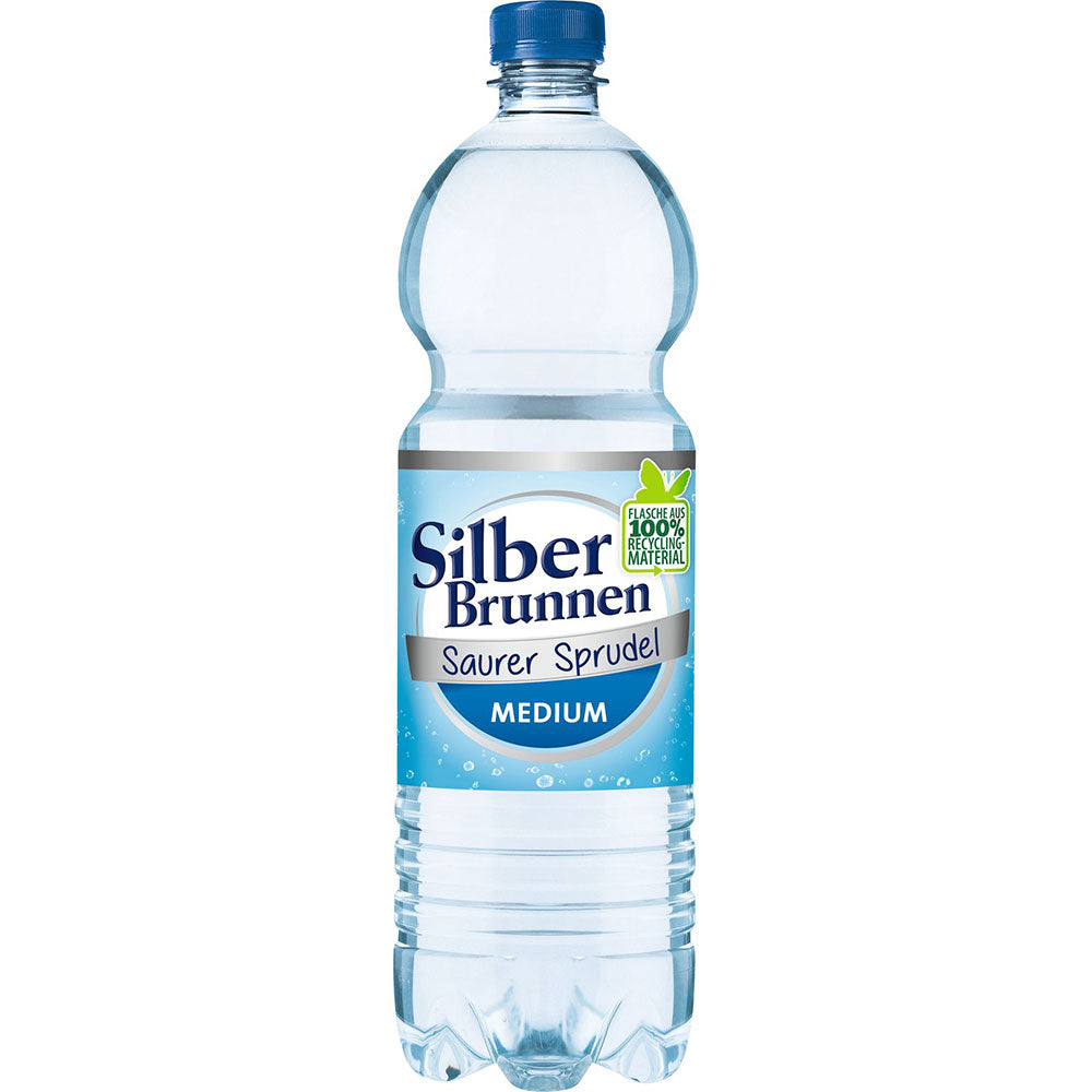 Eine klare 1L-PET-Flasche Silberbrunnen Medium Mineralwasser (Silberbrunnen Medium 9x1L EINWEG) mit blauem Etikett bietet erfrischendes Mineralwasser mit mittlerer Kohlensäure.