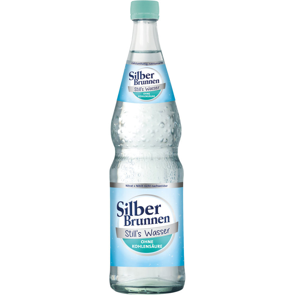 Eine Klarglasflasche Silberbrunnen Still 12x 0,7 Liter (MEHRWEG) mit blau-weißem deutschem Etikett, reich an Calcium und Magnesium.