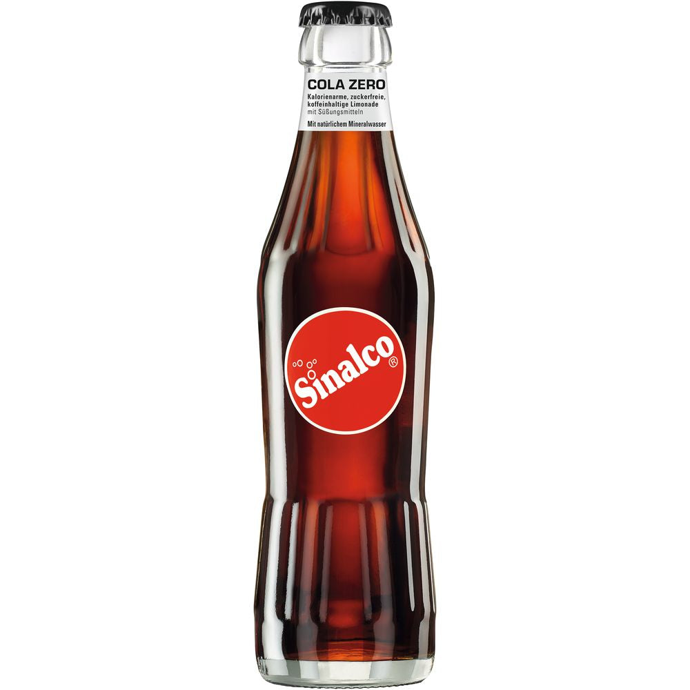 Die 0,33 l Glasflasche Sinalco Cola Zero (MEHRWEG) von Sinalco mit rotem Etikett und weißer Schrift bietet den klassischen Sinalco-Geschmack in einer zuckerfreien Cola. Verkauft in Packungen mit 24 Stück.