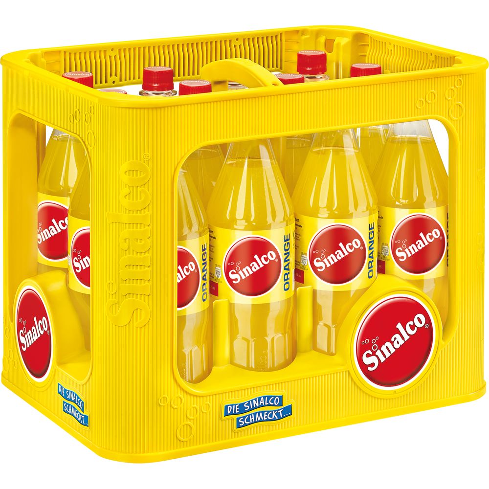 Eine gelbe Kiste mit zwölf 1L Sinalco Orange PET-Flaschen (Mehrweg), jeweils mit rotem und weißem Sinalco-Branding - eine klassische echte Limonade aus erfrischendem Orangensaft.