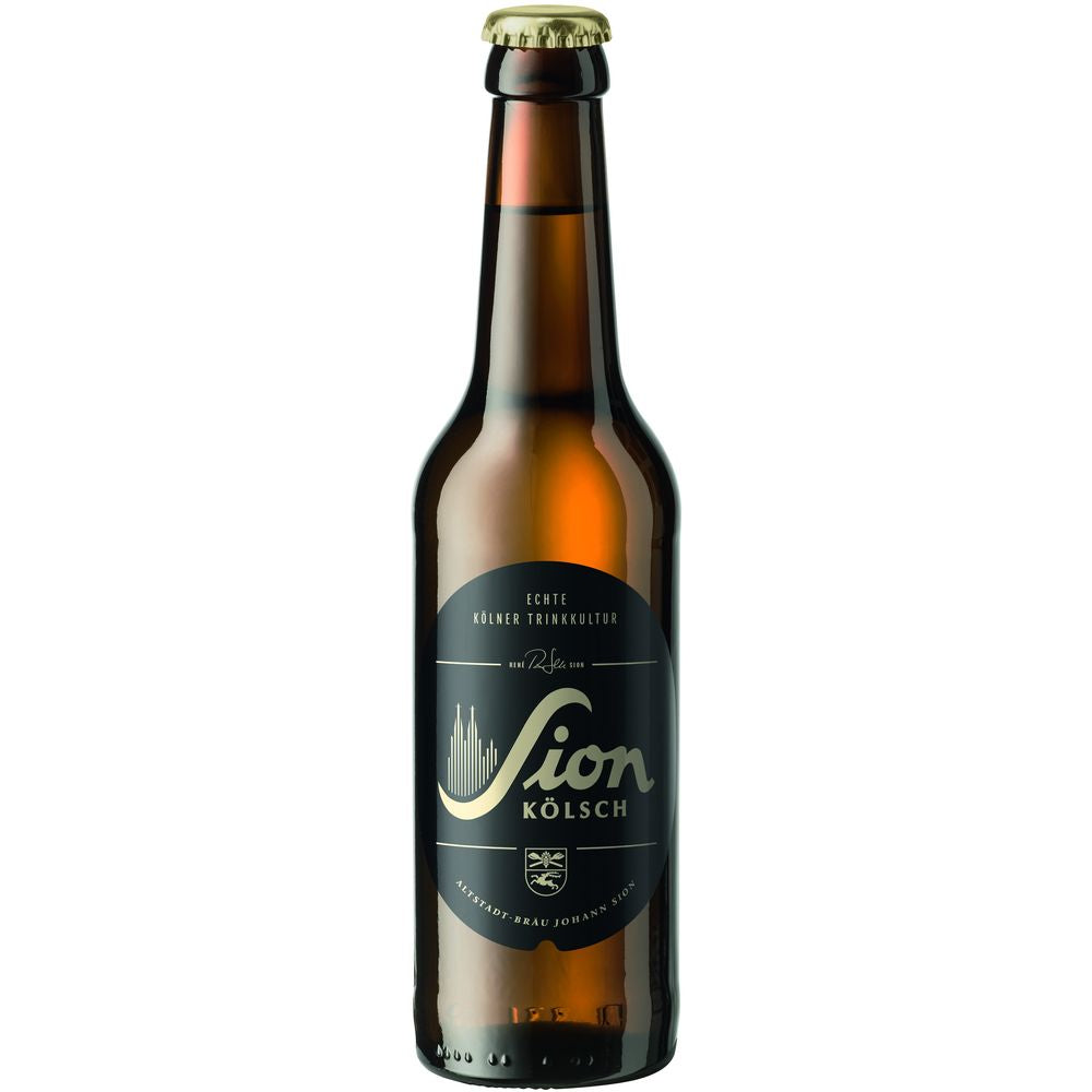Braune Flasche Sion Kölsch 24x 0,33 Liter (MEHRWEG) von Sion mit schwarz-goldenem Etikett auf weißem Grund, das echte Kölner Braukunst und die reiche Tradition dieser rheinischen Bierspezialität hervorhebt.