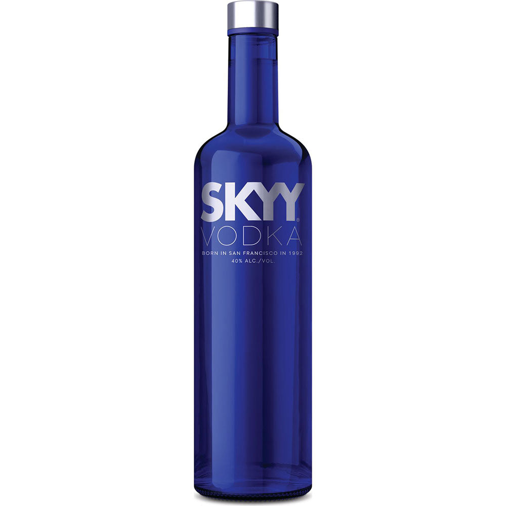 Eine blaue Glasflasche mit Skyy Vodka 40% (0,7 Liter) der Marke Skyy steht aufrecht auf weißem Hintergrund und trägt silberne Schriftzeichen.