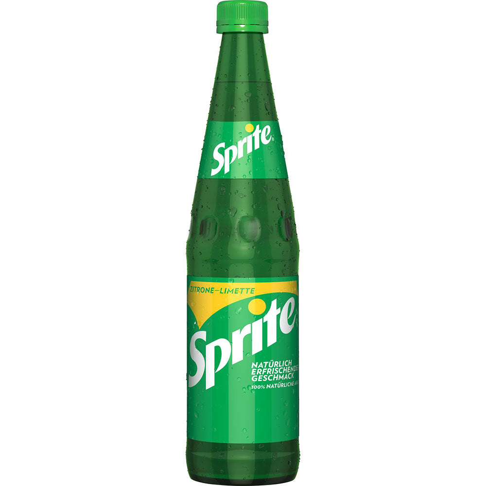 Eine grüne Glasflasche von Sprite 20x 0,5 Liter (MEHRWEG) von Sprite, kohlensäurehaltig mit Kondensationstropfen außen und erfrischend ohne Fett.