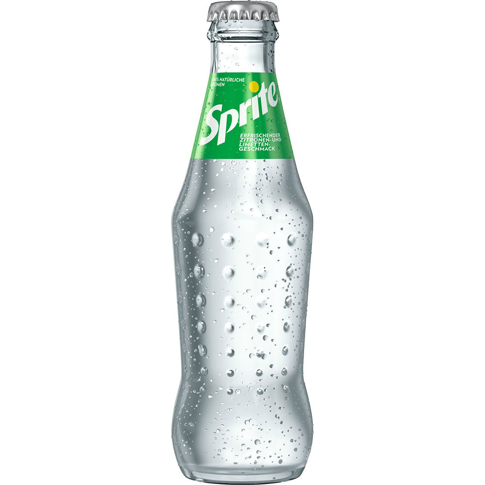 Eine Sprite 24x 0,2 Liter (MEHRWEG) Flasche aus klarem Glas mit grünem Etikett und Kondensation zeigt das kohlensäurehaltige Getränk mit erfrischendem Limettenaroma der Marke Sprite.