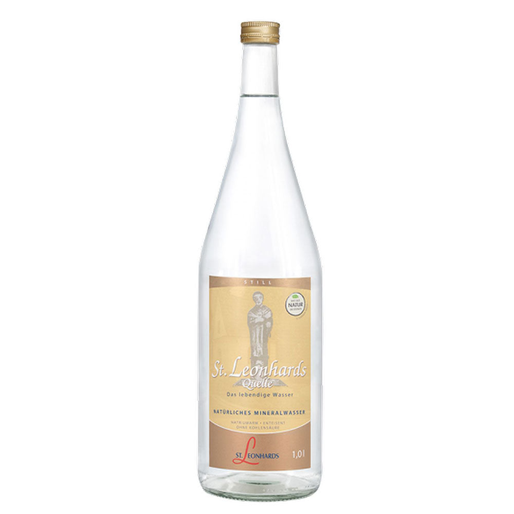 Eine 1-Liter-Glasflasche St. Leonhardsquelle St. Leonhard Stilles Mineralwasser (MEHRWEG) mit beigem Etikett und weißem Verschluss, gewonnen aus reinem Quellwasser Bayern. Erhältlich in einer 6x 1L Packung.