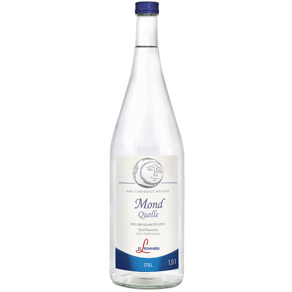 Eine Klarglasflasche St. Leonhardsquelle Mondquelle Vollmondabfüllung still 6x1L (MEHRWEG) mit einem blau-weißen Mondetikett, das seine feine Mineralisierung hervorhebt.