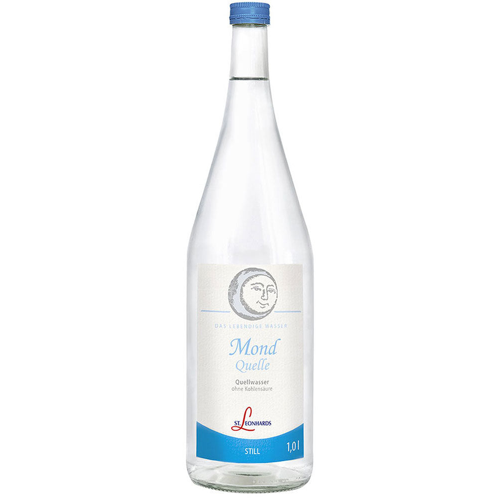 Die Klarglasflasche St. Leonhardsquelle Mondquelle Still 1L (MEHRWEG) mit blau-weißem Etikett bietet eine natürliche Mineralisierung mit erfrischendem Kalziumgehalt; erhältlich in 6x1L-Packungen.