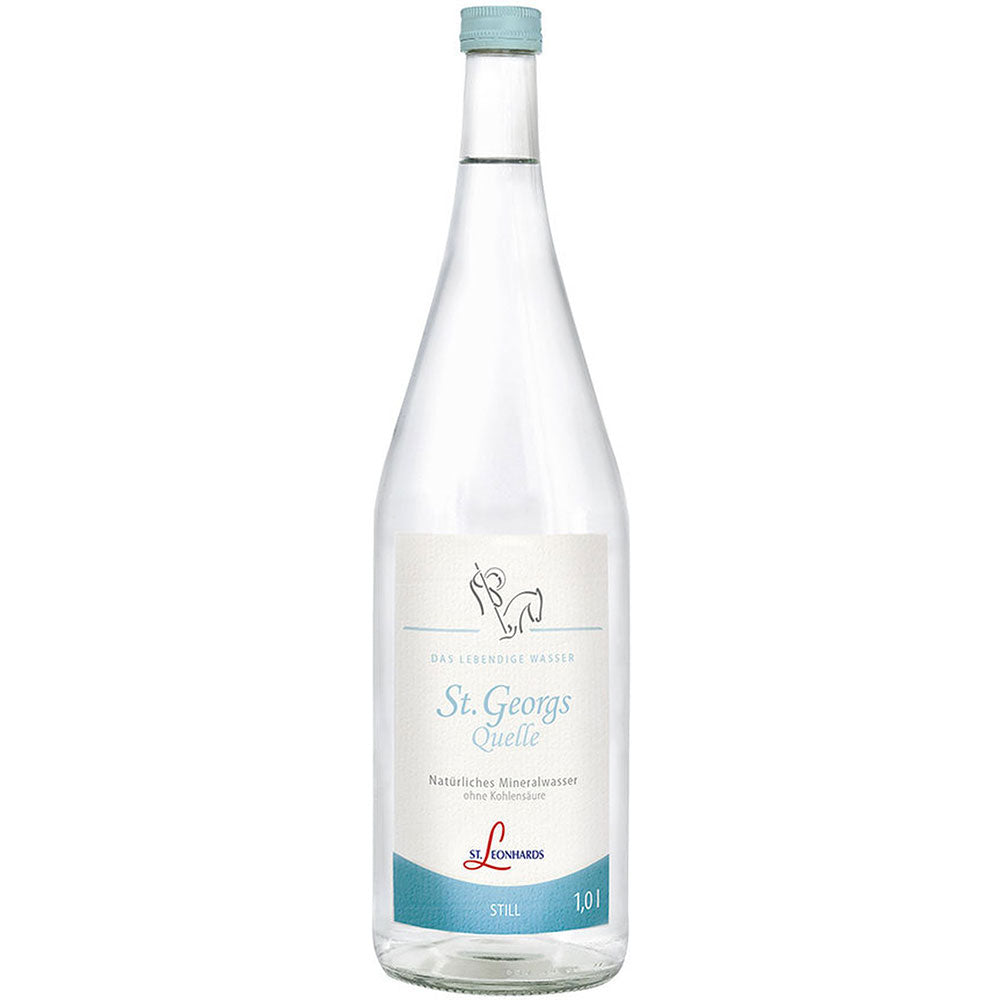 Eine Klarglasflasche St. Leonhardsquelle St. Georgsquelle Still 1L (MEHRWEG) Mineralwasser mit weiß-blauem Etikett, erhältlich im 6er-Pack.