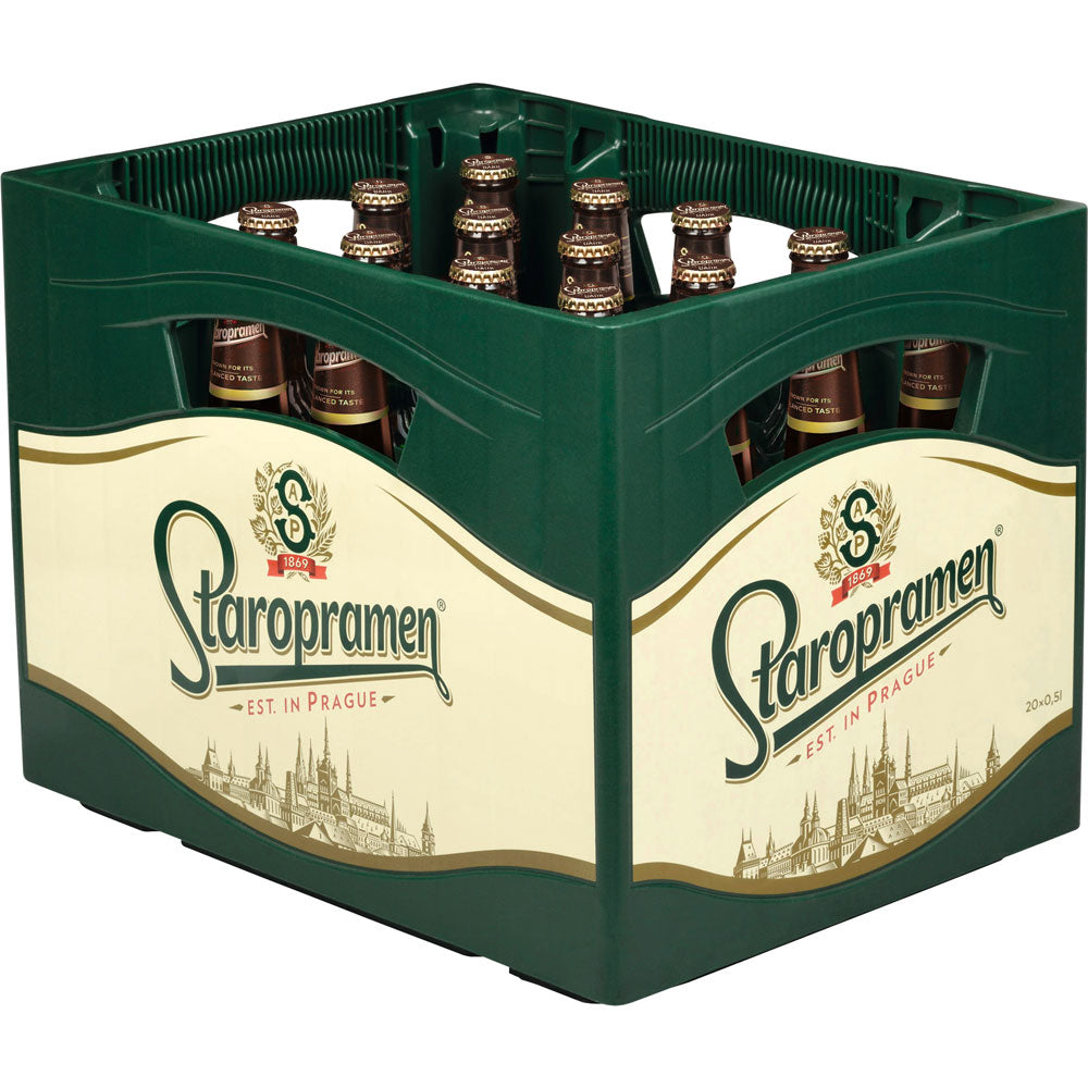 Grüne Kiste mit 20 wiederverwendbaren 0,5-Liter-Flaschen Staropramen Dark Lager, einem klassischen tschechischen Bier, mit dem Staropramen-Logo und der Prager Skyline.