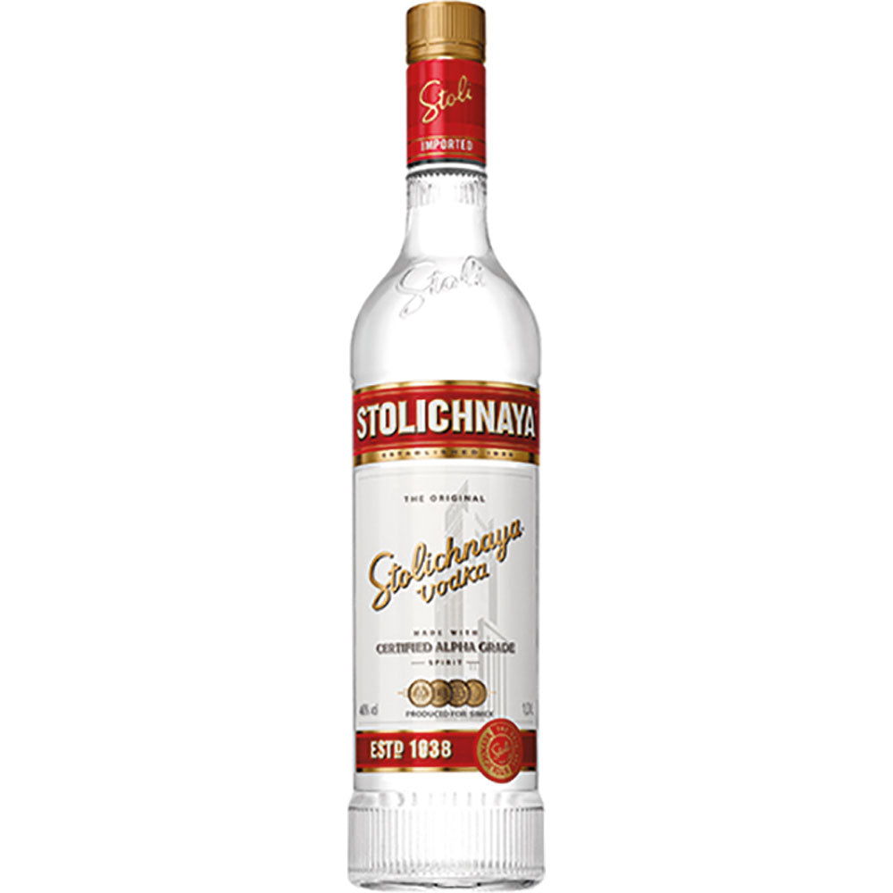 Eine 1-Liter-Flasche Stolichnaya Vodka 40% der Marke Stolichnaya mit dem charakteristischen rot-goldenen Etikett hebt sich von einem weißen Hintergrund ab.
