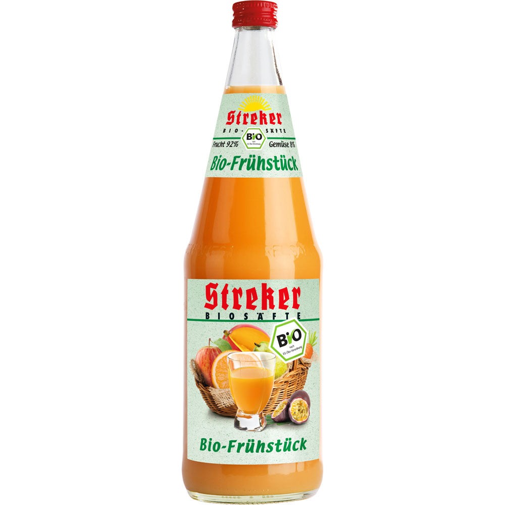 Eine Glasflasche Streker BIO-Frühstück Mehrfruchtsaft 6x1L (MEHRWEG) von Streker, mit Früchten und einem Saftglas auf dem Etikett, hergestellt aus hochwertigem Fruchtsaftkonzentrat.