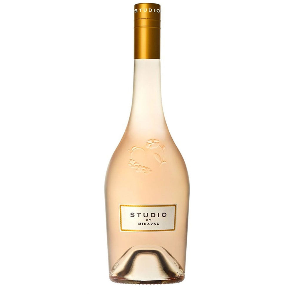 Die durchsichtige Flasche des Studio by Miraval Rosé Méditerranée IGP 2024 von Château Miraval Jolie-Pitt & Perrin ist mit einem goldenen Verschluss und einem minimalistischen Etikett versehen und fängt den Geist des französischen Riviera-Weins ein.