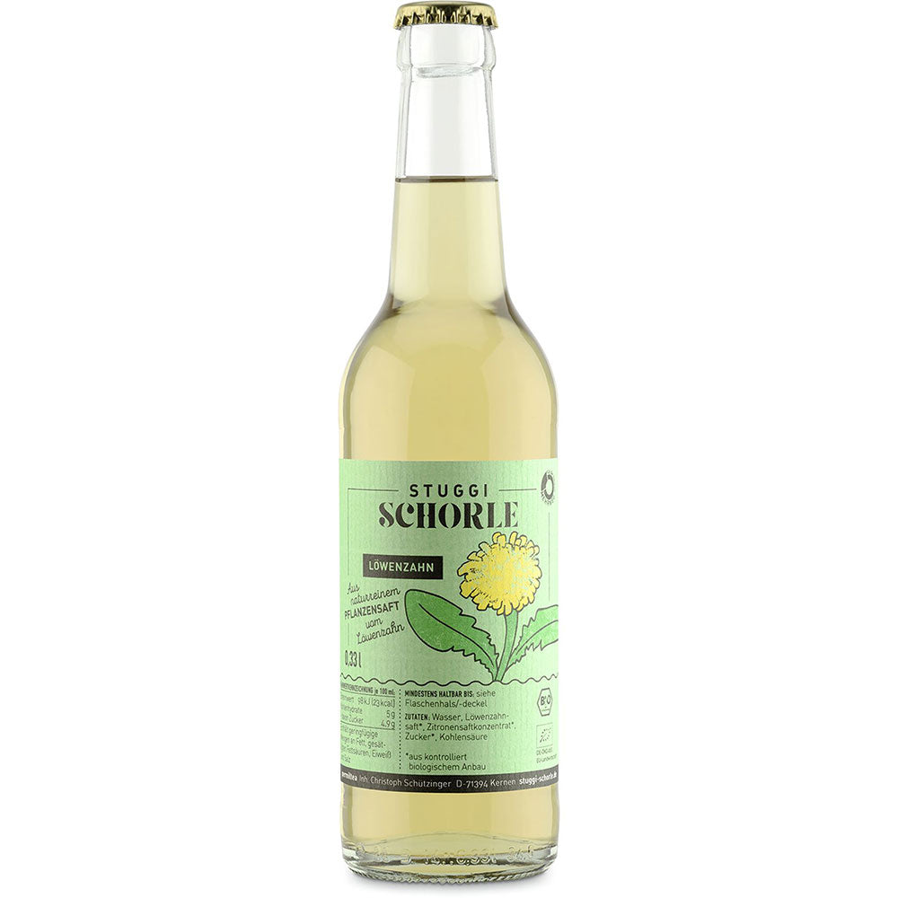 Eine Klarglasflasche Stuggi Schorle Löwenzahn Bio (24x 0,33L MEHRWEG) von Stuggi Schorle, mit grünem Etikett mit Löwenzahnmotiv.
