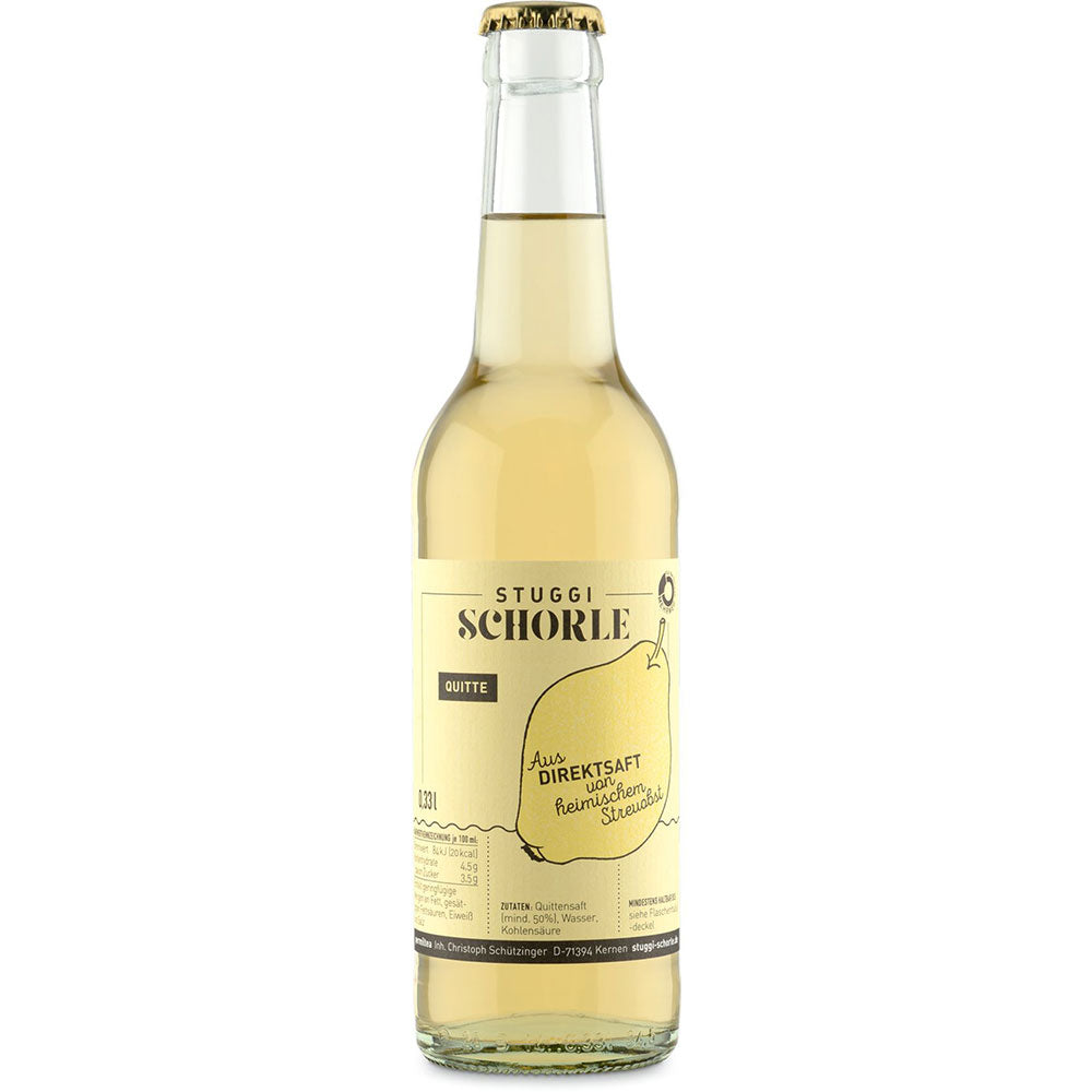 Eine Klarglasflasche Stuggi Schorle Quitte 24x 0,33 Liter (MEHRWEG) von Stuggi Schorle, mit einem gelben Etikett und gefüllt mit hellgelbem Direktsaft reich an Vitamin C.