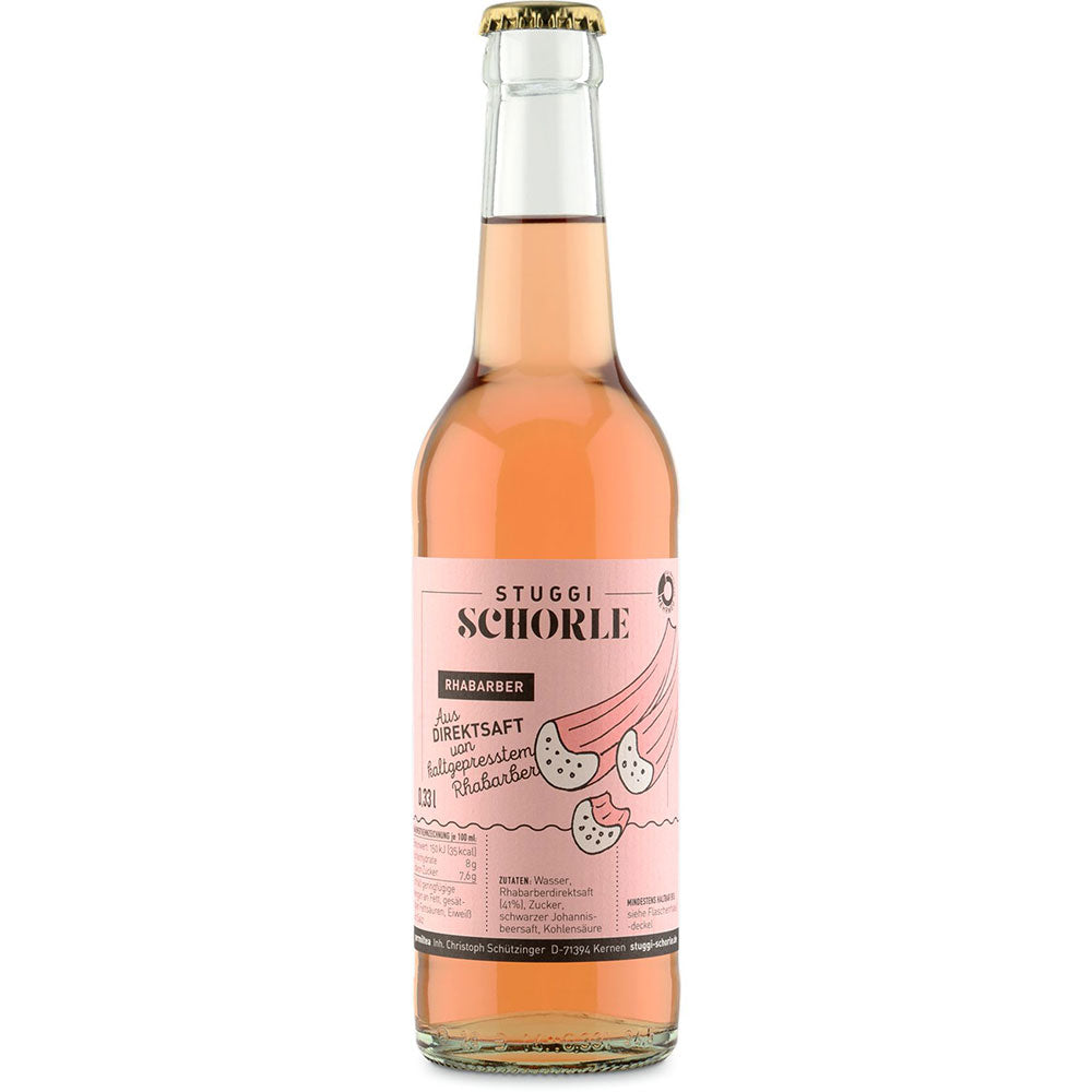 Die Klarglasflasche Stuggi Schorle Rhabarber 24x 0,33 Liter (MEHRWEG) mit rosa Etikett und Rhabarber-Kunstwerk enthält erfrischenden Rhabarber-Direktsaft der Marke Stuggi Schorle.