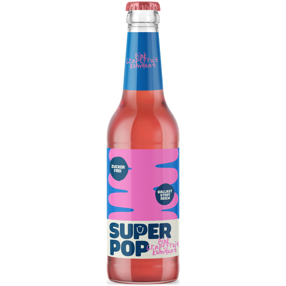 Die 0,33-Liter-Flasche Super Pop Pink Grapefruit-Kumquat Limonade (Mehrweg) hat ein blau-rosa Etikett, einen roten Verschluss und ist mit Postbiotika versetzt, die für einen erfrischenden Kick sorgen.