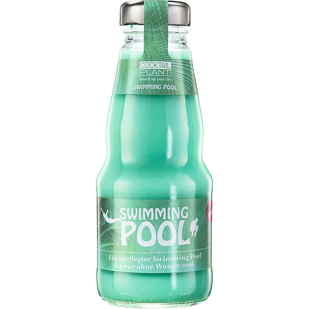 Eine Klarglasflasche mit türkisfarbener Flüssigkeit, beschriftet mit Cocktail Plant Swimming Pool 24x 0,2 Liter (MEHRWEG), einem tropischen Fertigcocktail Longdrink von Cocktail Plant, verschlossen mit einer grünen Kappe.