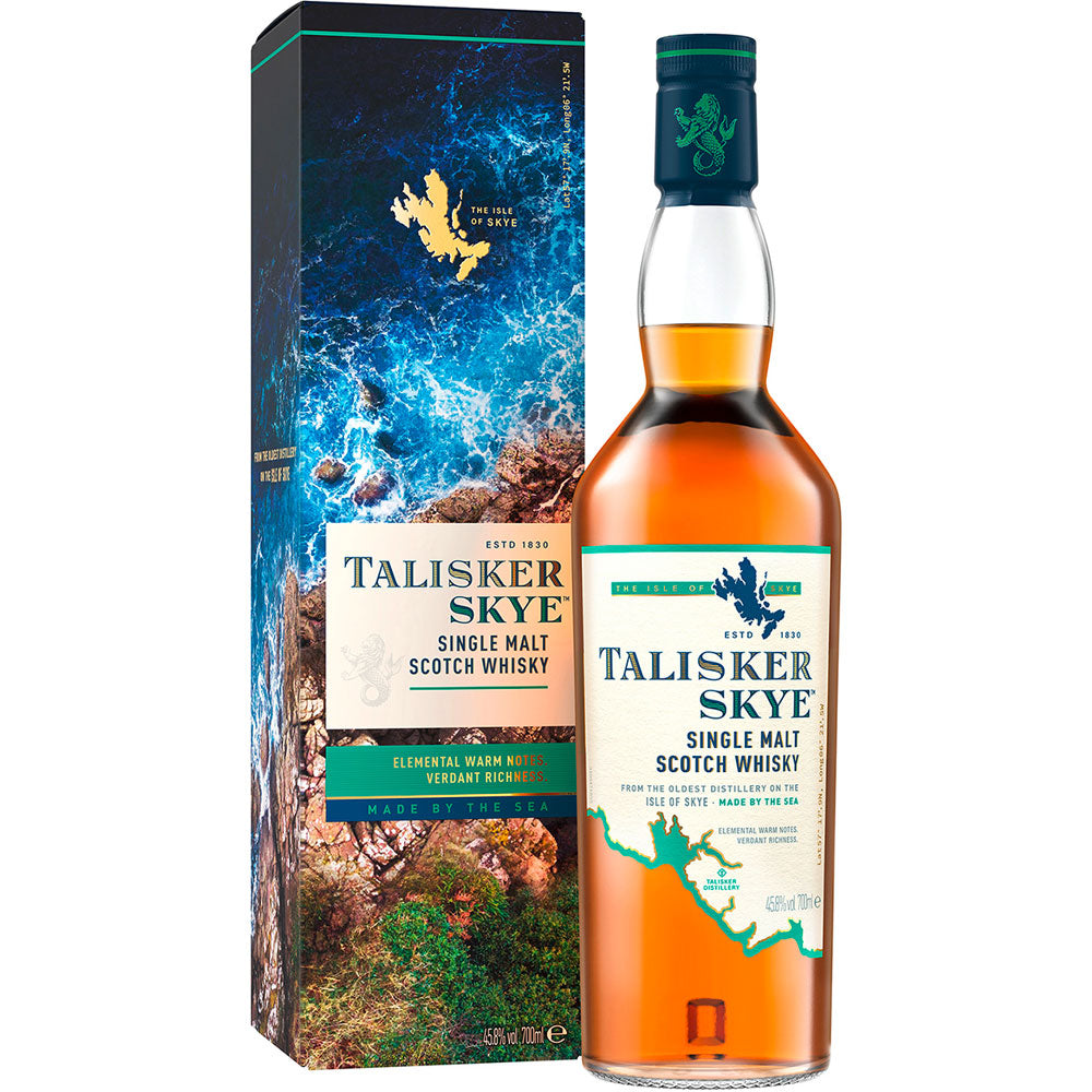 Eine Flasche Talisker Skye Single Malt Scotch Whisky 45,8% 0,7L steht neben ihrer Schachtel mit einem vom Meer inspirierten Kunstwerk, das eine Hommage an die Isle of Skye darstellt.