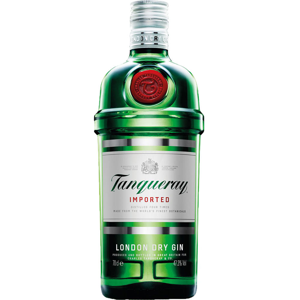 Die grüne Flasche des Tanqueray London Dry Gin 41,3% 0,7 Liter von Tanqueray Gin hat ein rotes Siegel, ein weißes Etikett und ist berühmt für seine klassischen Wacholdernoten.