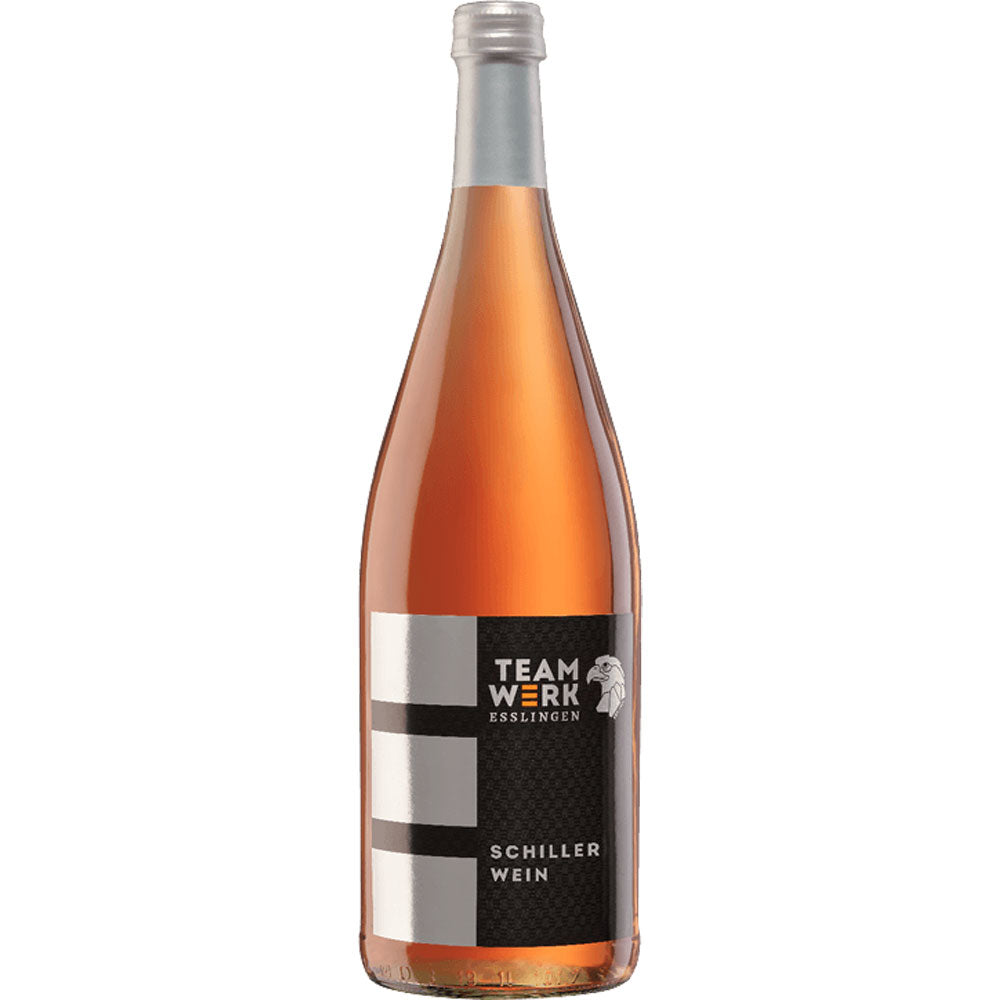 Eine Flasche Teamwerk Esslingen Schillerwein QbA halbtrocken (1L, Mehrweg), eine echte Württemberger Spezialität von Teamwerk Esslingen mit einem stilvollen schwarz-weißen Etikett.