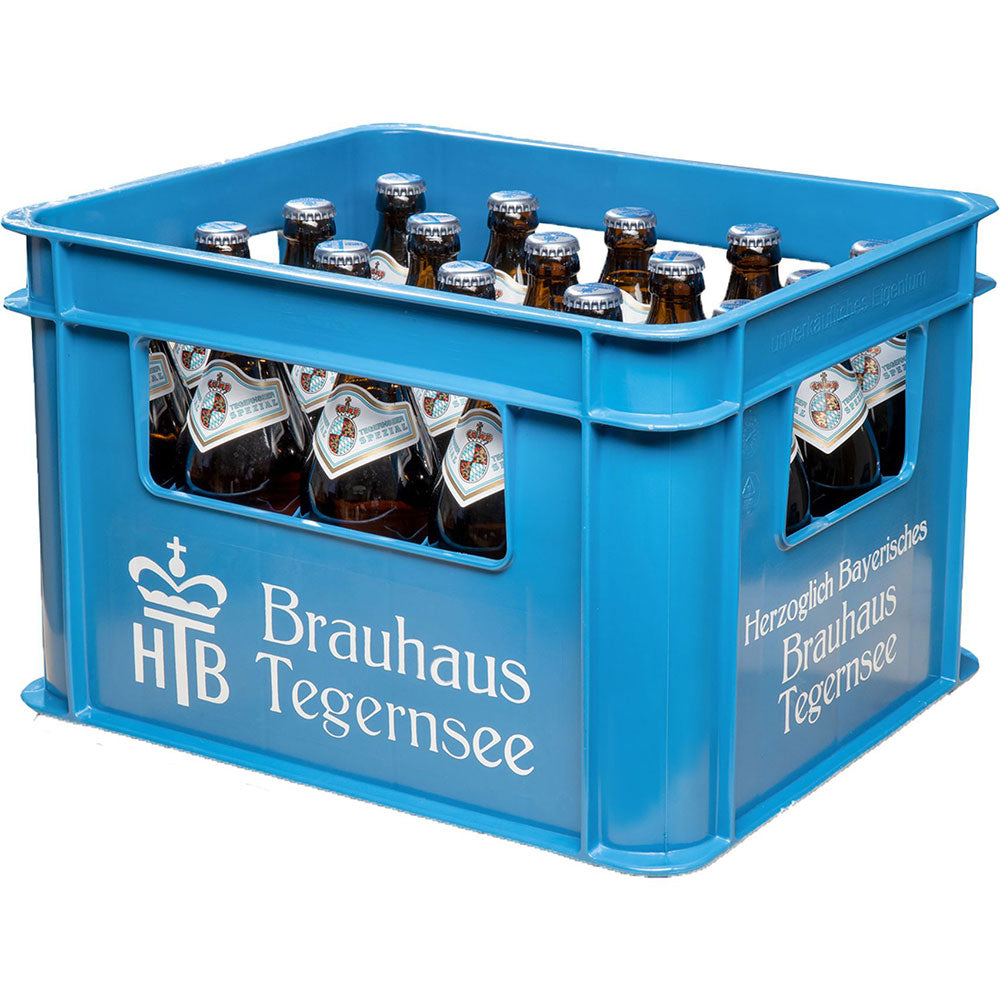 Blaue Kunststoffkiste der Marke Tegernseer, mit 20 Flaschen (je 0,5 l) Tegernseer Spezial Mehrweg, mit sichtbaren Etiketten.