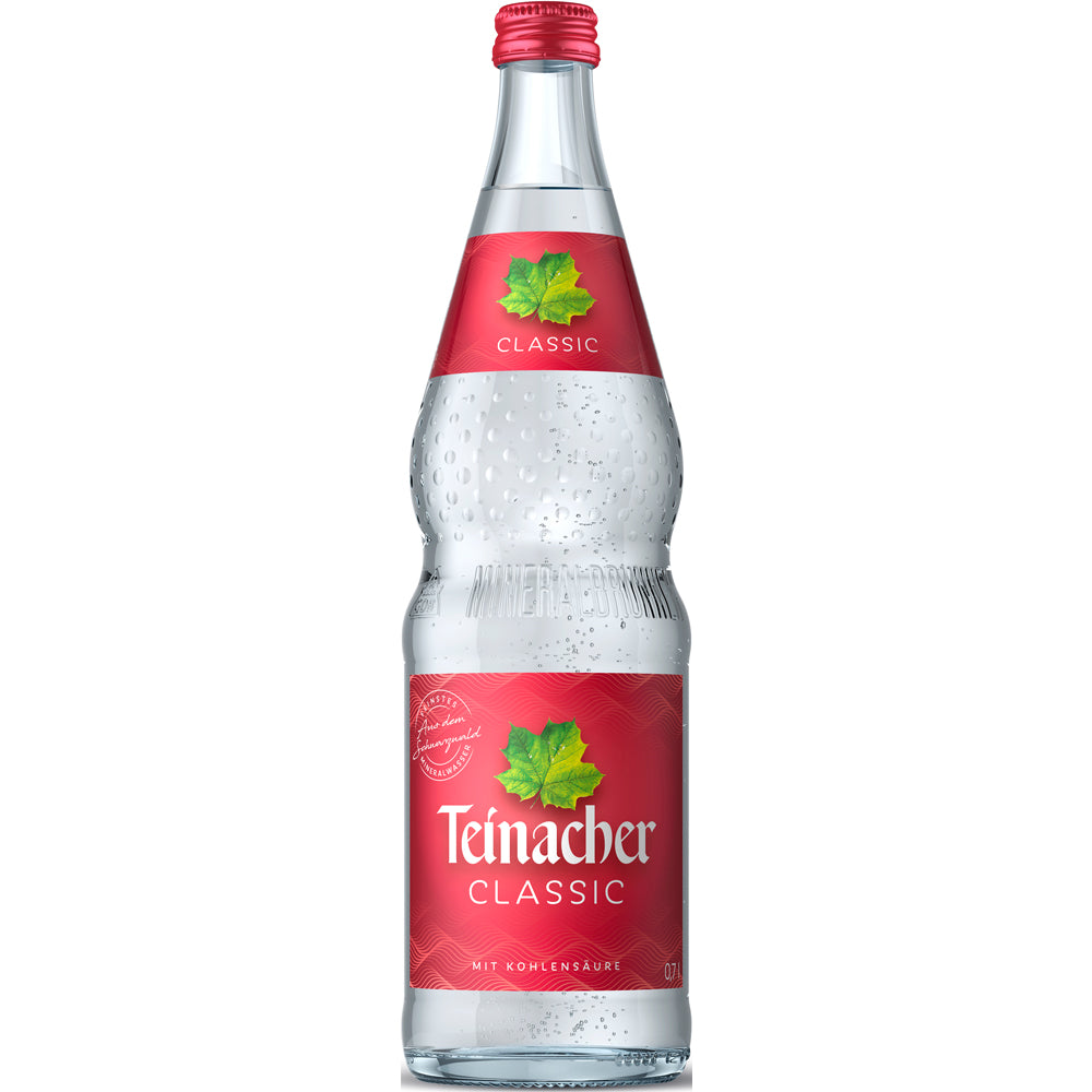 Teinacher Classic 12x0,7 L (MEHRWEG) Mineralwasser von Teinacher im Glas mit Kohlensäure, rotem Etikett und grünem Blattemblem.
