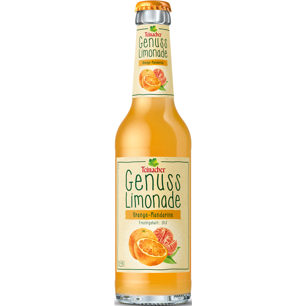 Eine Glasflasche Teinacher Mineralwasser Genuss-Limo Orange-Mandarine (0,33 l) aus dem Schwarzwald, die im 12er-Pack verkauft wird und auf deren Etikett leuchtende Früchte abgebildet sind.