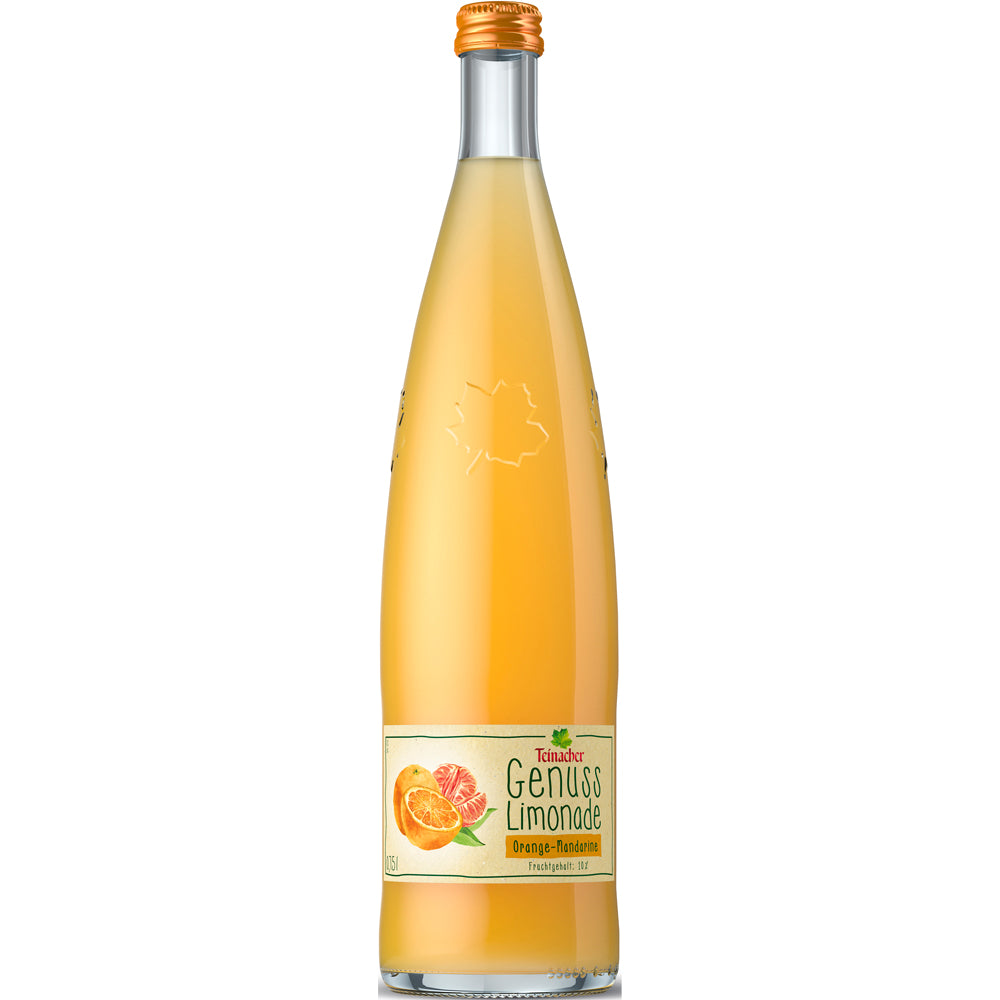 Eine Glasflasche Teinacher Genuss-Limo Orange-Mandarine von Teinacher Mineralwasser steht auf weißem Grund und präsentiert den erfrischenden Zitrusgeschmack im 0,75l-Mehrwegformat (12er-Pack).