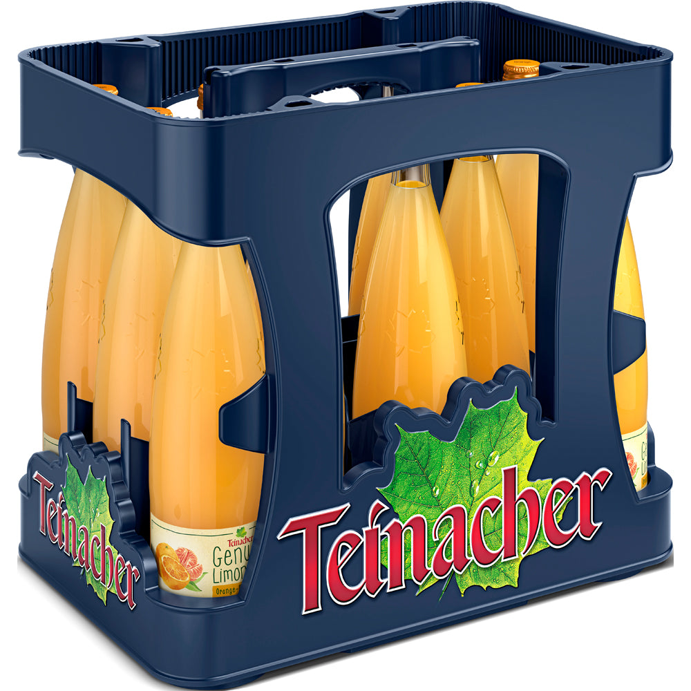 Eine dunkelblaue Kiste enthält zwölf 0,75-Liter-Flaschen Teinacher Genuss-Limo Orange-Mandarine von Teinacher Mineralwasser, die ein leuchtend gelb-oranges Getränk präsentieren, das vom erfrischenden Schwarzwald inspiriert ist.