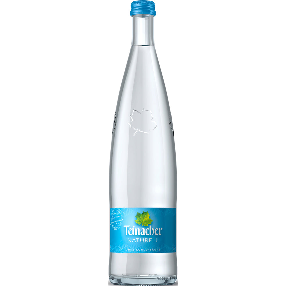 Die Teinacher Genussflasche Naturell 12x0,75L (MEHRWEG) von Teinacher Mineralwasser ist eine hohe, klare Flasche mit blauem Etikett und Verschluss - reine Erfrischung aus dem Herzen des Schwarzwalds.