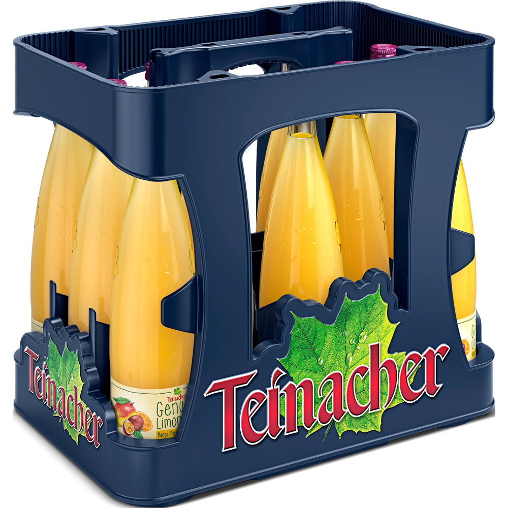 In einer blauen Kiste befinden sich zwölf 0,75-Liter-Flaschen Teinacher GenussLimo Mango-Maracuja-Orange von Teinacher Mineralwasser mit grünem Blatt-Logo und rotem Schriftzug, deren tropische Aromen vom Schwarzwald inspiriert sind.