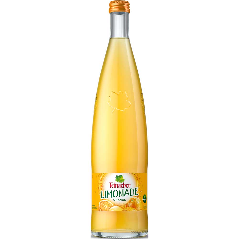 Eine 0,75-Liter-Mehrwegflasche Teinacher Limonade Orange von Teinacher Mineralwasser, hergestellt aus natürlichem Mineralwasser und mit einem Etikett mit leuchtenden Orangenscheiben.
