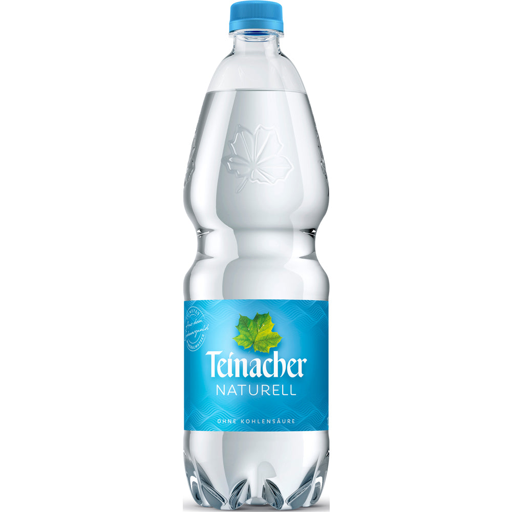 Eine durchsichtige Kunststoffflasche Teinacher Mineralwasser Naturell mit der Aufschrift "Teinacher Naturell PET 9x 1 Liter (EINWEG)", mit blauem Etikett und Verschluss.