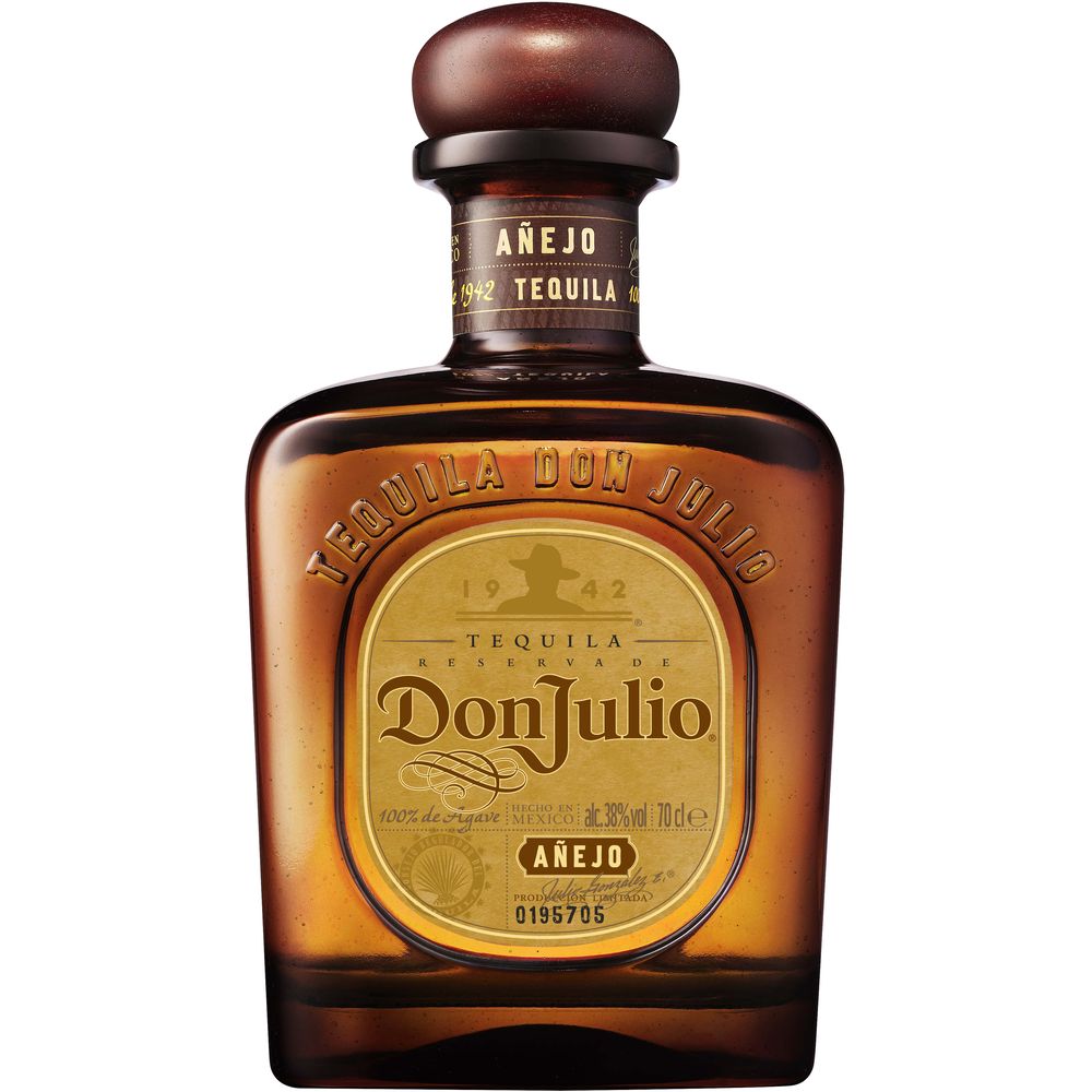 Eine 0,7-Liter-Flasche Don Julio Añejo Tequila (38% ABV) steht auf weißem Hintergrund - eine Premium-Spirituose aus dem Hause Don Julio.