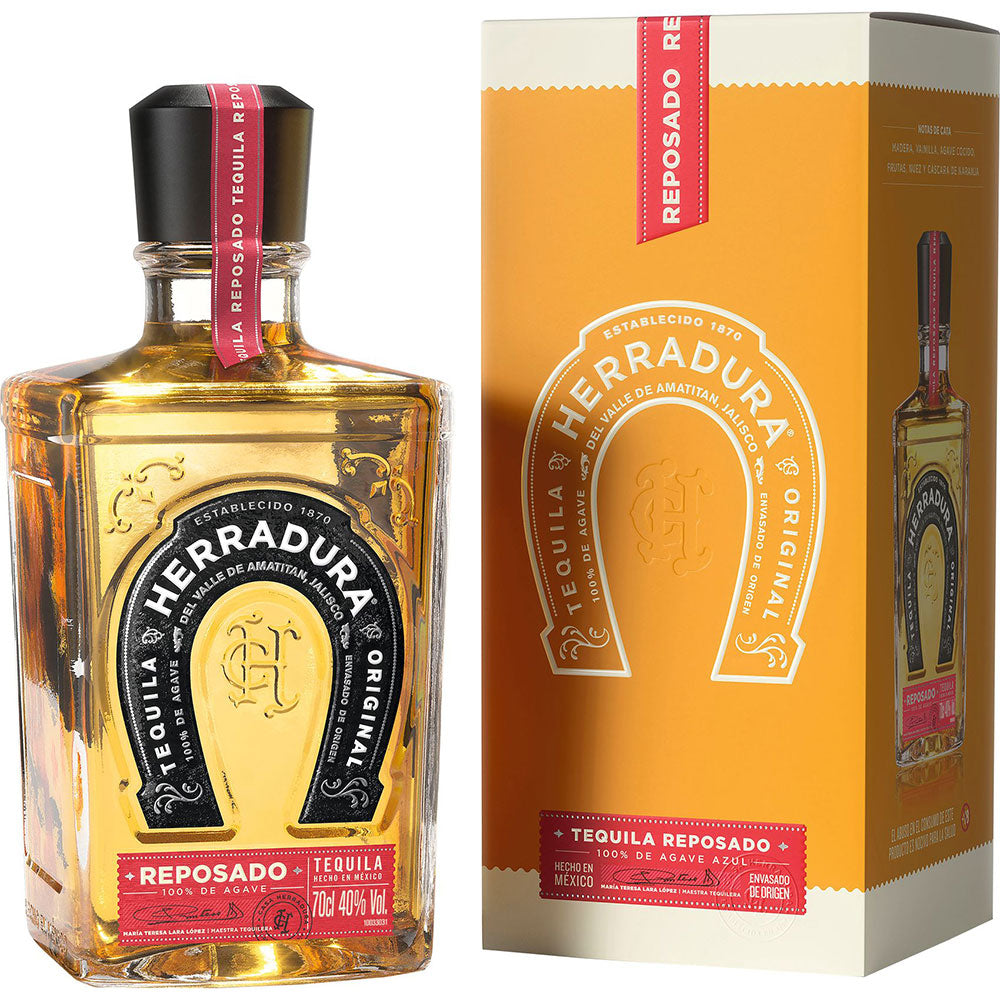 Eine 0,7-Liter-Flasche und eine Schachtel Herradura Tequila Resposado 40% mit schwarzem, goldenem und rotem Premium-Etikett, das Herraduras feinsten Agavenbrand mit Fassreifung präsentiert.