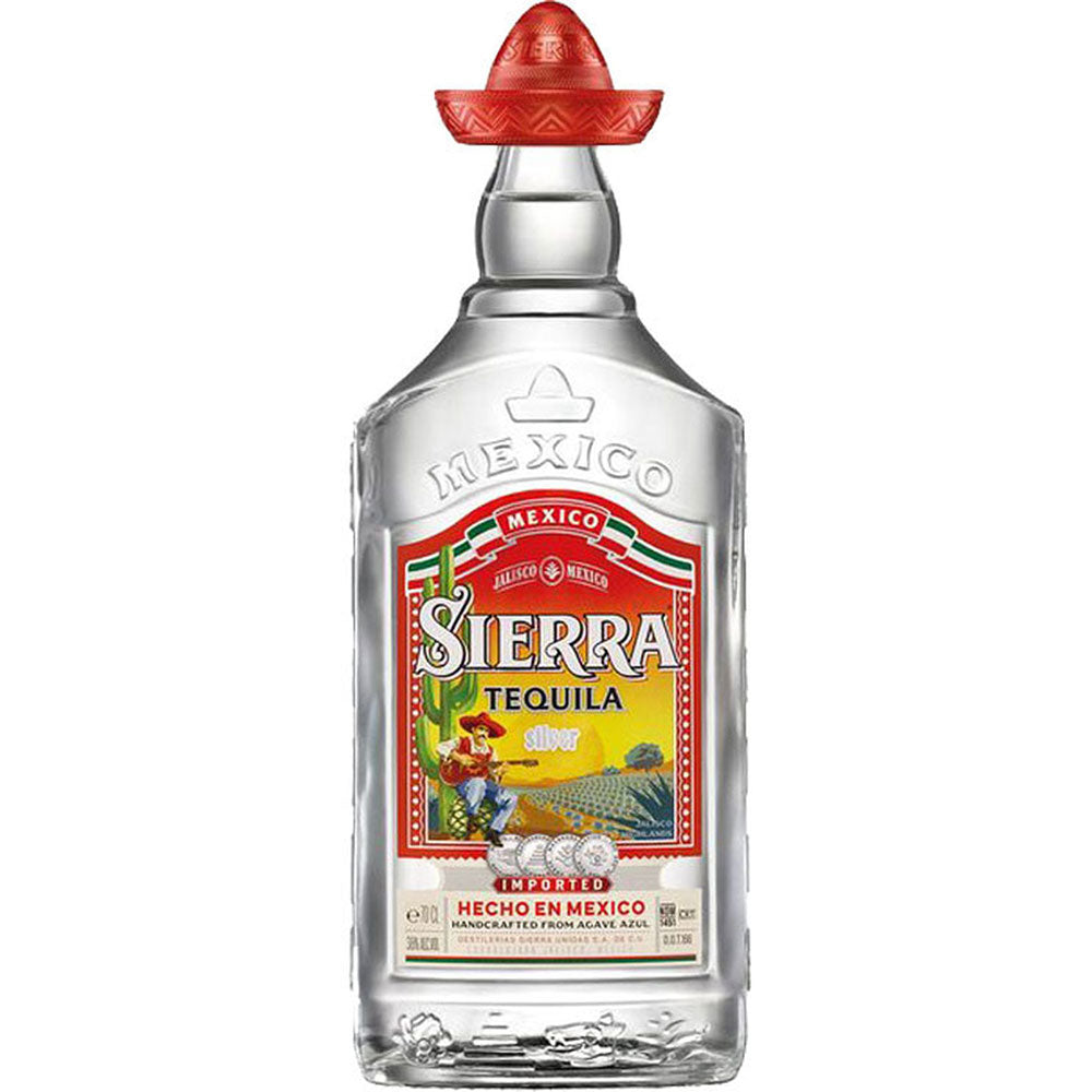 Eine 0,7-Liter-Flasche Sierra Tequila White (35 %), hergestellt aus blauer Weber-Agave im Hochland von Jalisco, hat einen roten Sombrero-Verschluss und ein Etikett mit Kaktus und Bergen.
