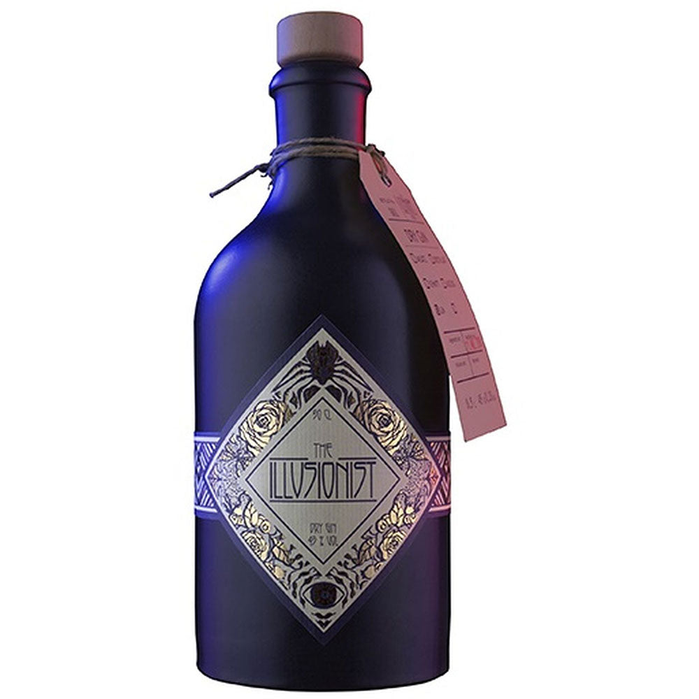 Eine dunkle Flasche The Illusionist Dry Gin BIO 45% 0,5L von The Illusionist Gin ist mit einem dekorativen Diamant-Etikett und einem Bio-Gin-Anhänger versehen, der um den Hals gebunden ist.