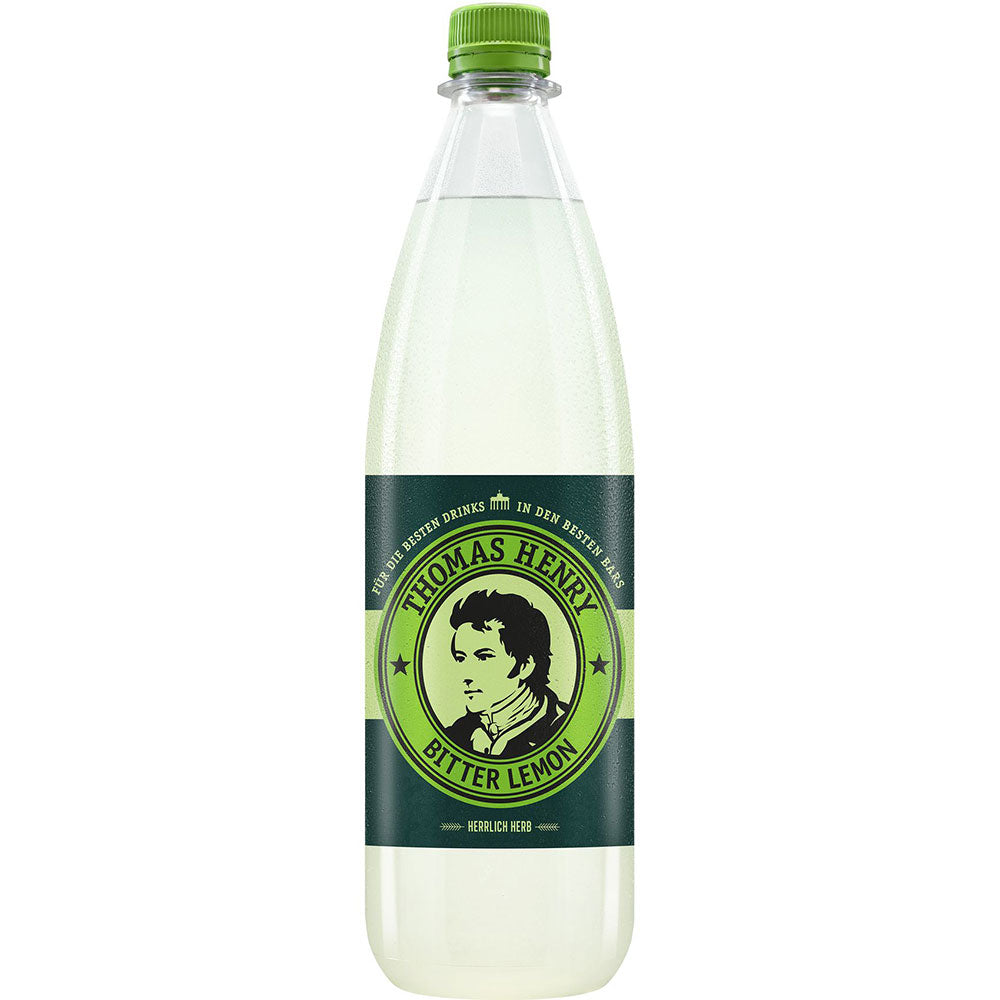 Eine klare PET-Flasche Thomas Henry Bitter Lemon 1L (Mehrweg) mit grünem Verschluss und einem Etikett mit einem Porträt - perfekt für Longdrinks und Cocktails. Erhältlich in einer 6x1-Liter-Packung.