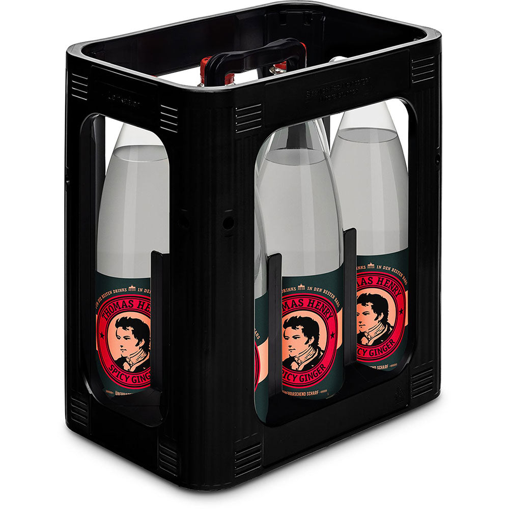 Eine schwarze Kiste enthält sechs 1-Liter-PET-Flaschen von Thomas Henry Spicy Ginger, jede mit einem roten Etikett, auf dem alte Porträts abgebildet sind.