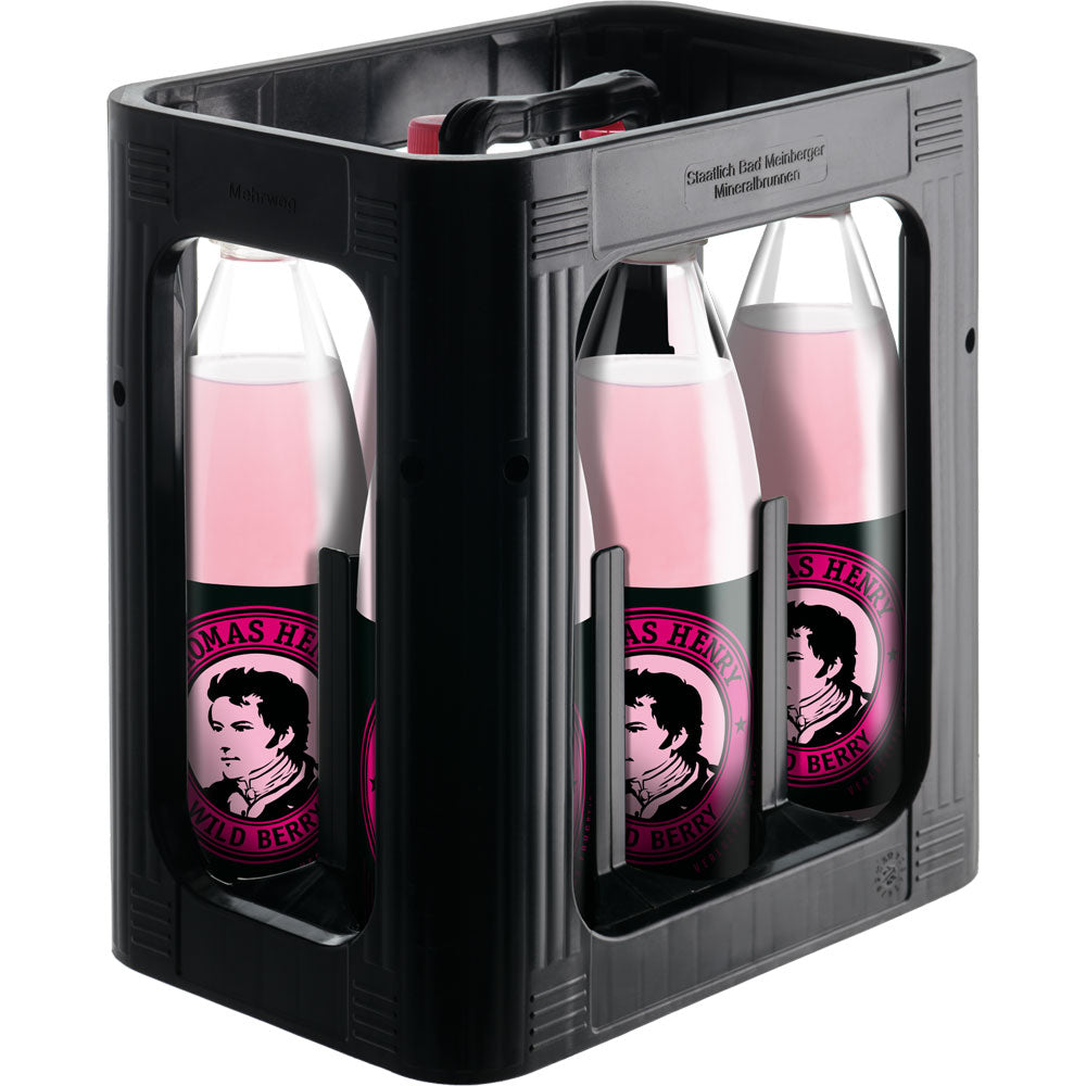 Eine schwarze Kunststoffkiste enthält sechs 1-Liter-Flaschen Thomas Henry Wild Berry Limonade (PET, Mehrweg), jeweils mit rosa Etiketten und schwarzen Verschlüssen - ideal für Fans fruchtiger Limonaden.